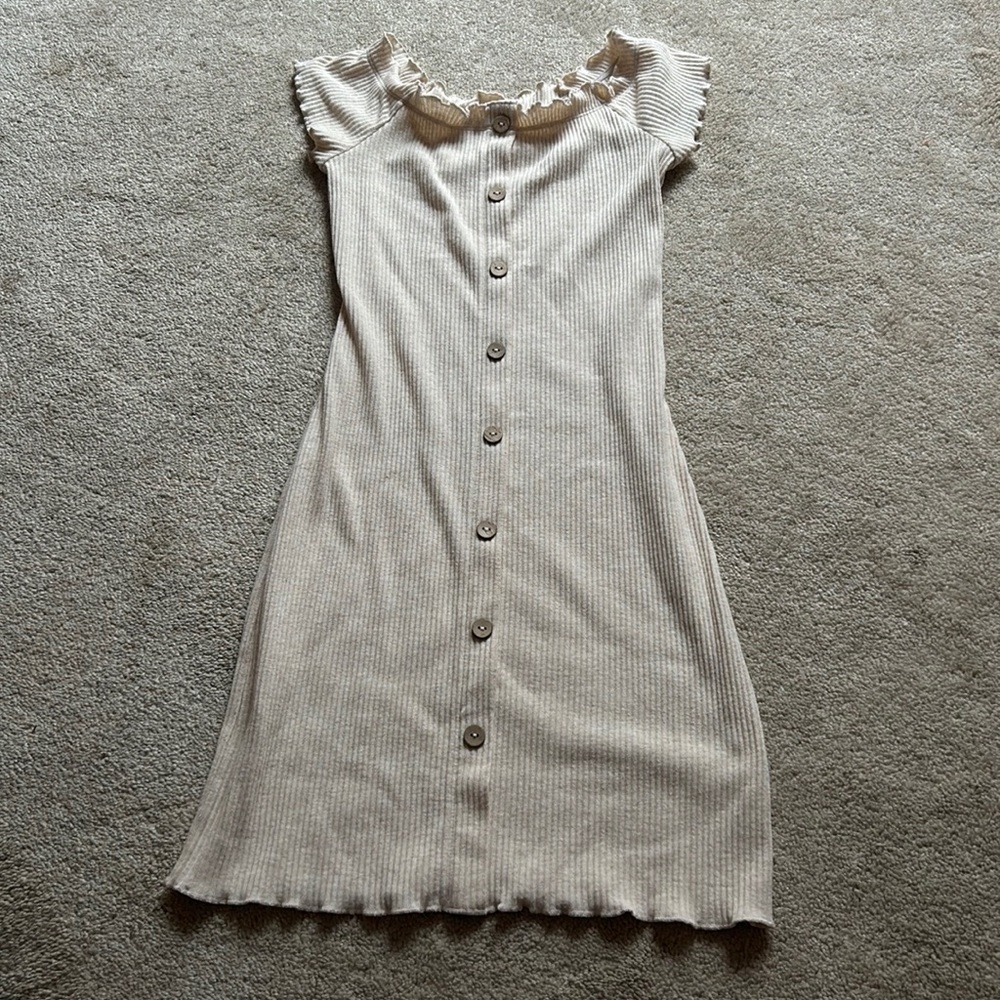 This dress is from rue 21! It is an xs and the color is cream.